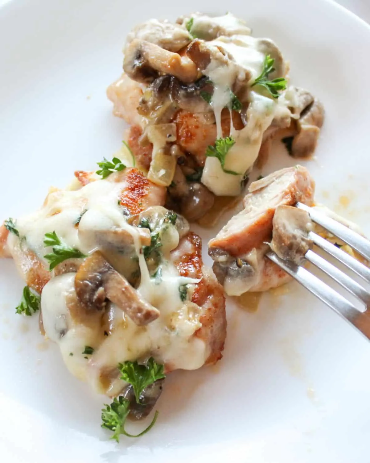Got chicken thighs, mushrooms, onions, cream, and cheese? Then you’ve got everything you need for a cozy night in. 🍄 This Baked Chicken Thighs with Mushrooms recipe turns simple, budget-friendly ingredients into a rich, creamy, and totally irresistible dinner that feels special without the fuss.