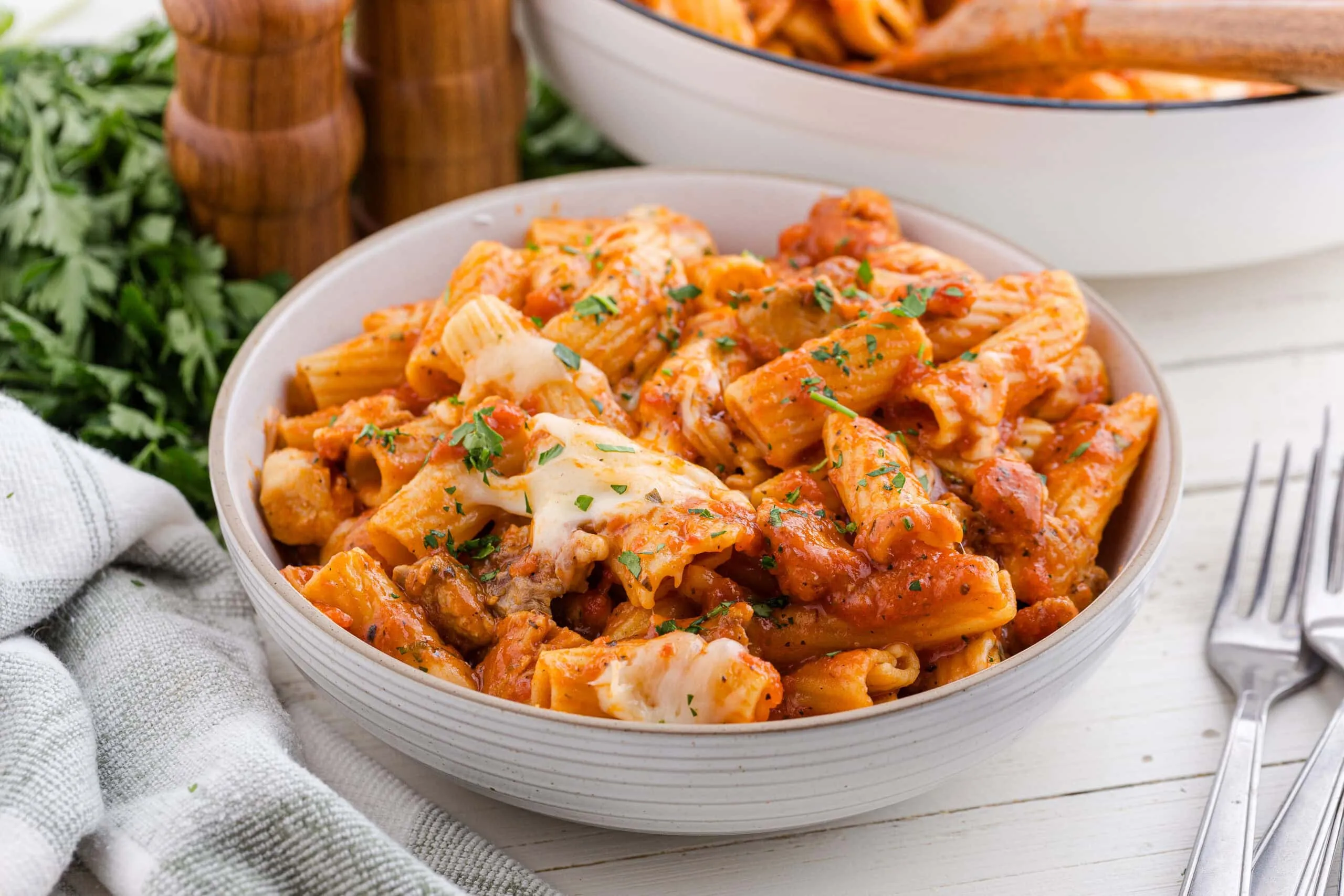 This One Pot Chicken Parmesan Pasta is the ultimate weeknight hero — cheesy, saucy, and ready in just 30 minutes. 🍝 Tender chicken, marinara, and pasta all cook together in one pan for a comforting dinner that’s as easy to make as it is to clean up. Even the pickiest eaters will love this one, so go ahead and add it to your list of quick, budget-friendly chicken thigh dinners!