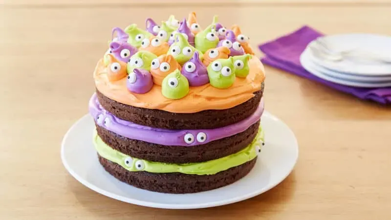 Spooky Eyeball Halloween Cake - We've got this thing going on right now where we LOVE googly eyes on Halloween cookies, and cupcakes and now this cake!