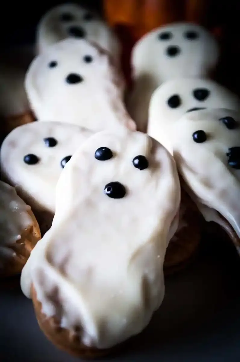 With just a few ingredients, these no-bake ghost cookies come together fast and look absolutely adorable. The white chocolate coating and simple candy eyes make them a spooky-sweet crowd-pleaser.
