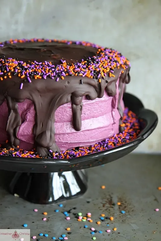 Black Velvet Cake - Are you drooling right now? Because I am! Oh my goodness this cake is not going to last too long in our house this Halloween!