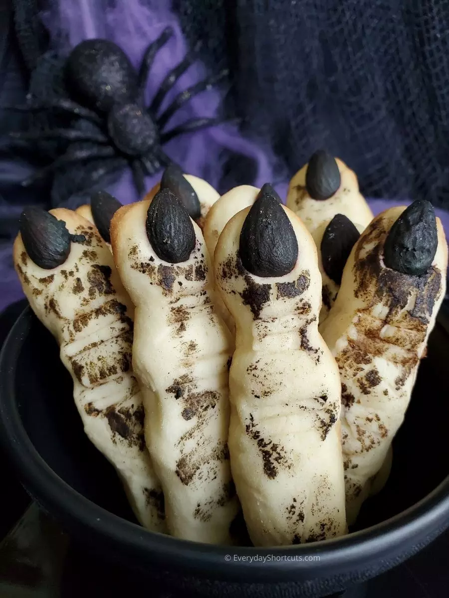These almond-topped cookies are delightfully creepy, with a shape and color that scream witchy magic. A Halloween classic that’s equal parts eerie and tasty—guaranteed to make your dessert table unforgettable.